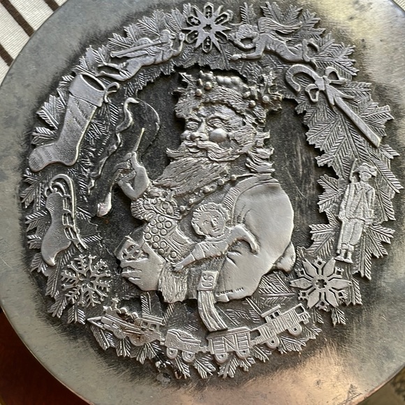 Beautiful vintage 1970s pewter Metzke Santa Clause cookie tin metalware - Picture 2 of 12